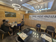 이교수한정식에서 식사대접하고 있는 사진입니다.