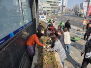 주민들이 함께 초화를 식재하고 있는 모습