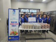 망포1동 바르게살기운동위원회에서 정성을 담은 반찬을 만들어 어려운 이웃에게 나눔을 실천하였다