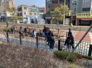 정자1동 단체원들이 관내 도로변 환경정비 활동을 실시했다.