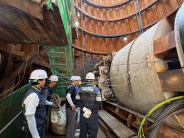 노동안전지킴이가 산업현장에서 안전시설 상태 등을 점검하고 있다.