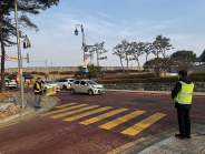 행궁동 경기행복마을관리소 지킴이들이 등굣길 교통지도를 하고 있다.   