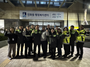 영화동 자율방범대가 연무지구대와 합동순찰을 하고 있다.