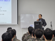 (사진설명: 입북동 방위협의회 서재명 위원장이 예비군에게 간식을 제공하며 격려하고 있다.)