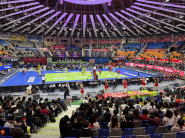 수원특례시 드림스타트 아동·가족이 함께 배구경기를 관람하고 있다.