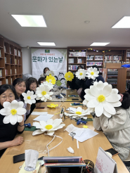 2회차 자이언트 플라워 만들기 행사 중 참여자들이만든 자이언트 플라워를 뽐내고 있다