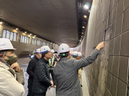 수원특례시 관계자가 1분기 시설안전 기술컨설팅을 하고 있다.     