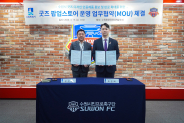 수원시, 수원FC 관계자가 협약 체결 후 함께하고 있다.