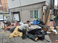 저장강박증 가구 청소를 진행하고있다