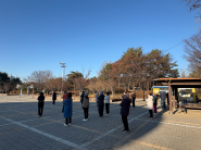 만석공원에서 준비운동을 하는 송죽동 건강특화사업 참가자들.
