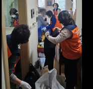 지역사회보장협의체 위원들이 독거어르신 집을 청소하는 사진입니다