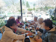 폭포농원에서 마련한 식사를 어르신들이 맛있게 드시고 계신다.