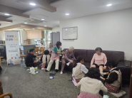 발사랑이웃사랑 봉사단이 매탄3동 하늘채경로당 어르신들에게 발마사지 봉사를 진행하고 있다. 