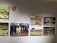 88 서울올림픽 성화 봉송 장면. 거리를 가득 메운 사람들이 환호를 보내고 있다.