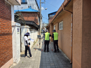 팔달구 관계자들이지적재조사사업을 하고 있다. 