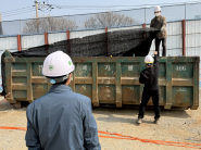 사업장폐기물을 점검하고 있는 모습.     