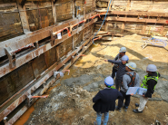 지하 현장에서 점검하는 안전위원단의 모습