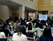 그림책 담요 낭독 모습