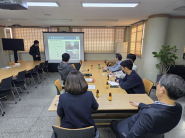 주민설명회를 진행하고 있다. 