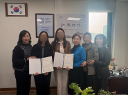 조원2동 새마을지도자부녀회의 장학금 전달 사진