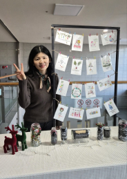 정미란 회장이 작품들 앞에서 포즈를 취했다.  