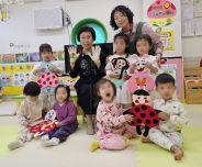 매탄4동 새마을문고 회원들이 어린이집을 대상으로 찾아가는 구연동화 프로그램을 진행하였다.