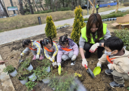 어린이집 원아들이 나무를 심으며 자연의 소중함을 체험하고 있다.