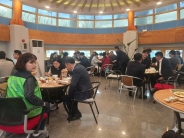 평동 ‘사랑의 119’ 기금 마련 바자회에서 주민들이 함께 식사를 나누며 나눔에 동참하고 있다.