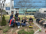 손바닥정원단과 함께 거점정원에 초화류를 식재하고 있다