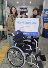 거동이 불편한 주민에 편의를 제공하는 휠체어 전달식 