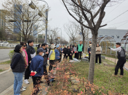 장미 식재 전 손바닥정원 자문단에게 설명을 듣고있다.