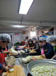 행궁동 연무정급식소에서 저소득층을 위한 반찬을 저만들고 있다.