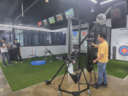 사진)중소기업 사업장에서 해외 홍보용 영상 촬영을 하고 있다.    