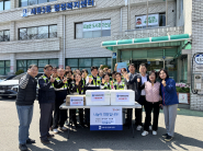 국제표준안전재단 수원영통지회 관계자들이 세류3동 행정복지센터에 돼지갈비 45인분을 전달하고, 세류3동 관계자들과 환경정화활동에 참여하고 있다.