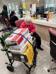 관내 어르신이 기부받은 햇반과 라면 김을 받았다.