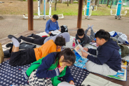 학생들이 학교 주변 서호공원을 찾아 친구들과 함께 독서에 열중인 모습