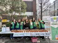 새마을문고에서 다육이 화분 나눔 행사를 하고 있다.