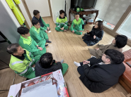 구연주 화서1동장이 환경관리원들과 이야기를 나누고 있다.