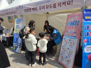 두 자녀가 엄마와 함께 손씻기 방법에 대해 듣고 있다. 