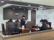 법무부 수원청소년꿈키움센터에서 모의법정을 하고 있는 청소년들