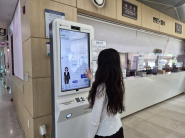 수원시 보건소 ‘배리어프리 키오스크’ 설치 사진