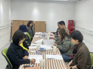 최영희 행궁동장 등 행궁동 경기행복마을관리소 운영위원회가 행복마을관리소 2층에서 제1차 회의를 개최하고 있다. 