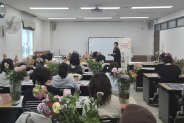 갱년기 여성 대상 꽃꽂이 프로그램 수업을 진행하고 있다. 