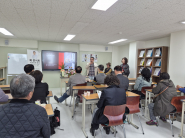 소설 동리정사를 설명하는 이성수 소설가