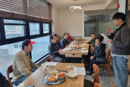 수원새빛돌봄, 의료요양통합돌봄, 복지사각지대 발굴 등 시정 홍보 사항을 안내하고 있다.