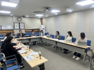 정자3동 주민자치회가 성균관대학교 대학원 전문가와 '마을리빙랩' 디자인 미팅을 개최하고 있다.