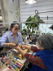 어르신이 '예쁜 손 이야기' 사업에 참여하며 이야기를 나누고 있다. 