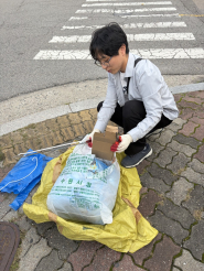 담당자가 종량제봉투를 파봉하고 있다.