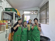 수원시 새마을부녀회 봉사자들이 음식 준비에 앞서 환한 미소로 현장 분위기를 밝히고 있다.