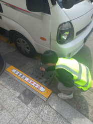 우수전이 막혔는지 집게를 이용하여 점검하고 있다.